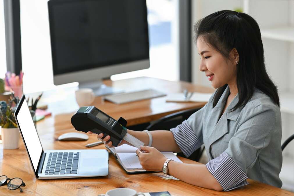 Taking Credit Card Payments From Credit Card Aggregators vs. Credit Card Merchant Accounts: Understanding the Differences and Benefits feature image